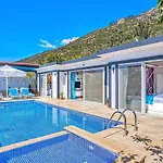 Uezuemlue 2 Bedroom Secluded With Private Pool Hot Tub וילה קלקן