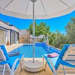 Uezuemlue 2 Bedroom Secluded With Private Pool Hot Tub קלקן