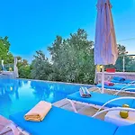 Uezuemlue 2 Bedroom Secluded With Private Pool Hot Tub *
