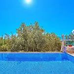 Uezuemlue 2 Bedroom Secluded With Private Pool Hot Tub Villa *