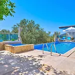 Villa Uezuemlue 2 Bedroom Secluded With Private Pool Hot Tub *