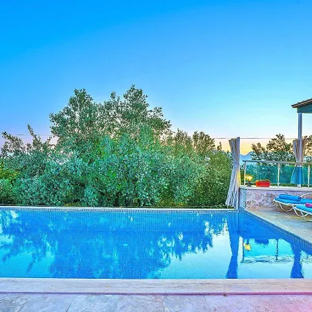 Uezuemlue 2 Bedroom Secluded With Private Pool Hot Tub فيلة كالكان