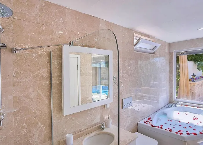 Uezuemlue 2 Bedroom Secluded With Private Pool Hot Tub