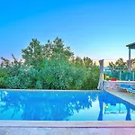 Uezuemlue 2 Bedroom Secluded With Private Pool Hot Tub فيلة كالكان