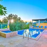 Uezuemlue 2 Bedroom Secluded With Private Pool Hot Tub *