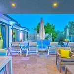 Uezuemlue 2 Bedroom Secluded With Private Pool Hot Tub فيلة