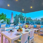 Uezuemlue 2 Bedroom Secluded With Private Pool Hot Tub فيلة